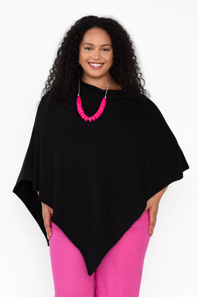 plus-size,plus-size-winter-clothing,plus-size-outerwear,curve-knits-jackets,plus-size-ponchos  alt text|model:Maiana