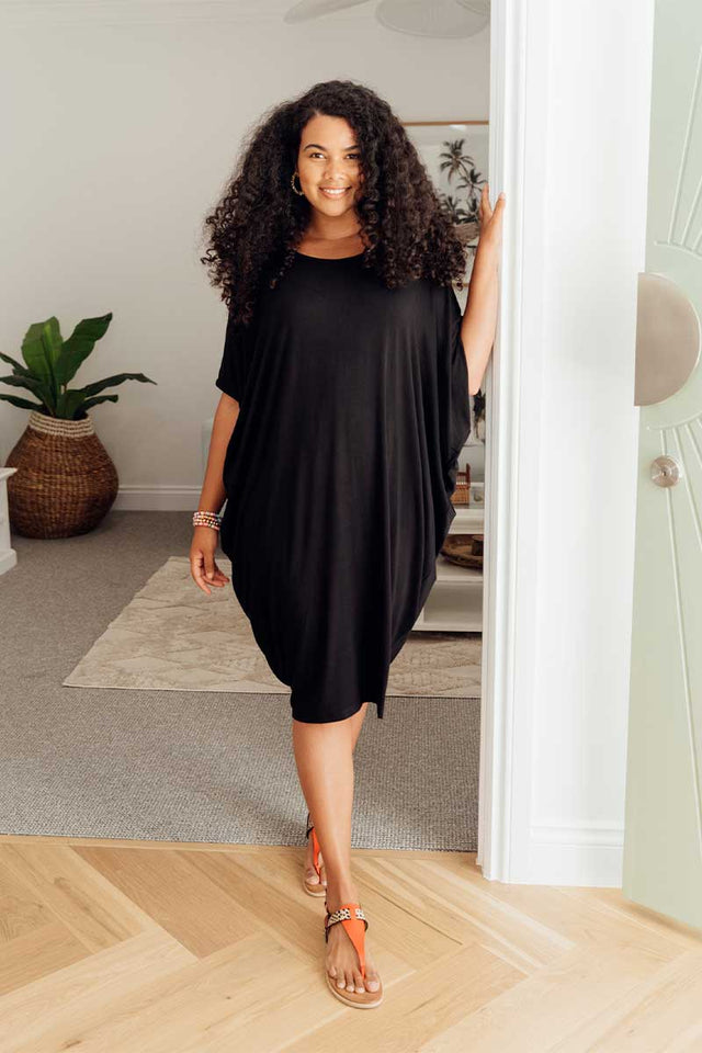 plus-size-sleeved-dresses,plus-size-below-knee-dresses,plus-size-batwing-dresses,plus-size,curve-dresses,curve-basics,plus-size-basic-dresses,facebook-new-for-you alt text|model:Larissa;wearing:US 10