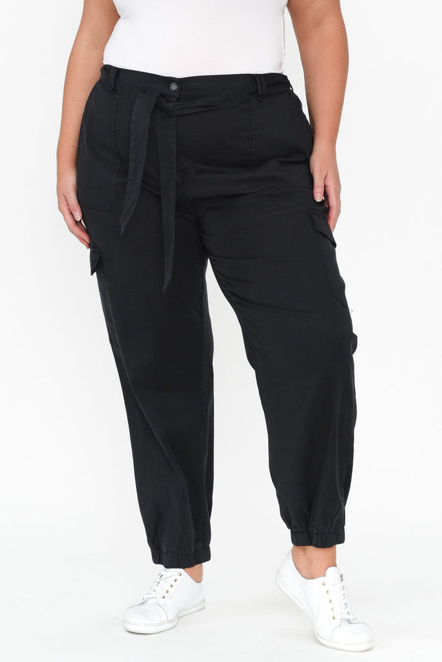plus-size,curve-bottoms,plus-size-pants,alt text|model:Caitlin;wearing:US 16 image 6