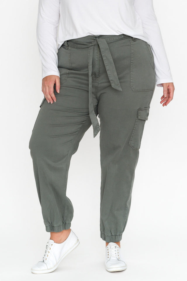 plus-size,curve-bottoms,plus-size-pants,alt text|model:Caitlin;wearing:US 16 image 7
