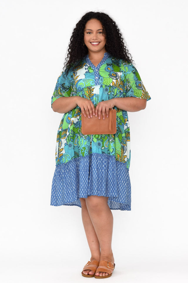 plus-size,curve-dresses,plus-size-sleeved-dresses,plus-size-below-knee-dresses,plus-size-summer-dresses alt text|model:Maiana;wearing:XL