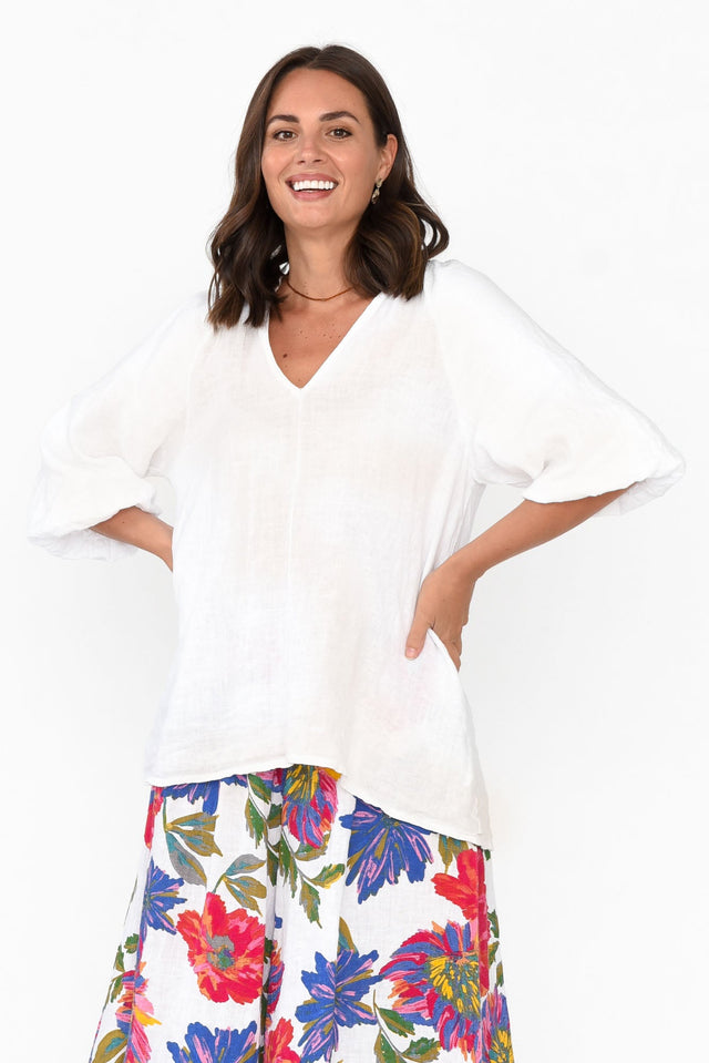 Hiram White Linen Top neckline_V Neck   alt text|model:MJ