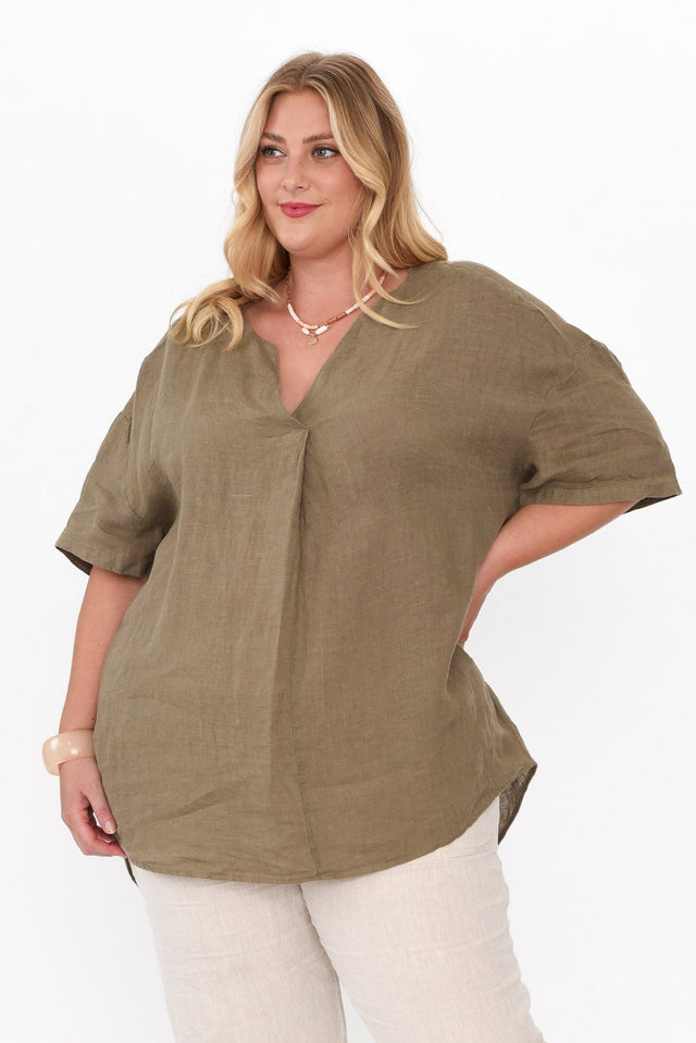 plus-size,curve-tops,plus-size-sleeved-tops,plus-size-tunics,plus-size-linen-tops  alt text|model:Caitlin image 8