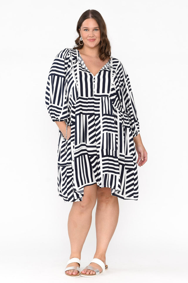 plus-size,curve-dresses,plus-size-sleeved-dresses,plus-size-above-knee-dresses,plus-size-summer-dresses  alt text|model:Alicja