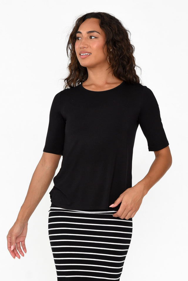 Sophie Black Bamboo Top neckline_Round   alt text|model:Demi