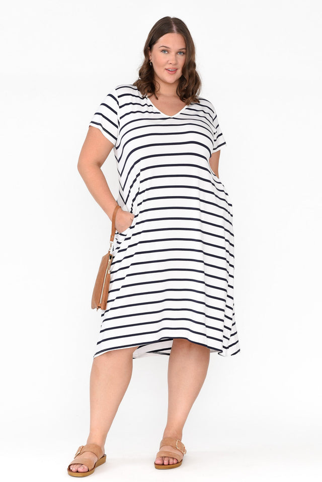 plus-size,curve-basics,curve-dresses,plus-size-sleeved-dresses,plus-size-below-knee-dresses,plus-size-midi-dresses,plus-size-bamboo-dresses,plus-size-basic-dresses alt text|model:Brooke