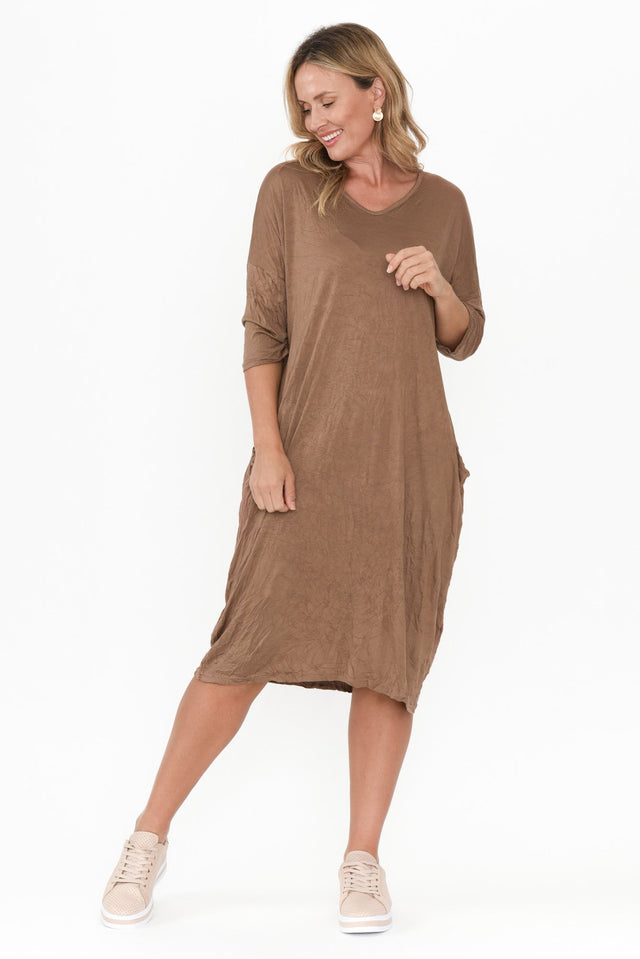 Travel Brown Crinkle Cotton Sleeved Dress hem_Straight length_Below Knee sleeve_3/4 neckline_V Neck sleevetype_Straight print_Plain colour_Brown DRESSES    alt text|model:Valeria